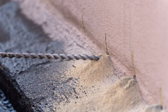 Detail vrtáku při přípravě zdiva